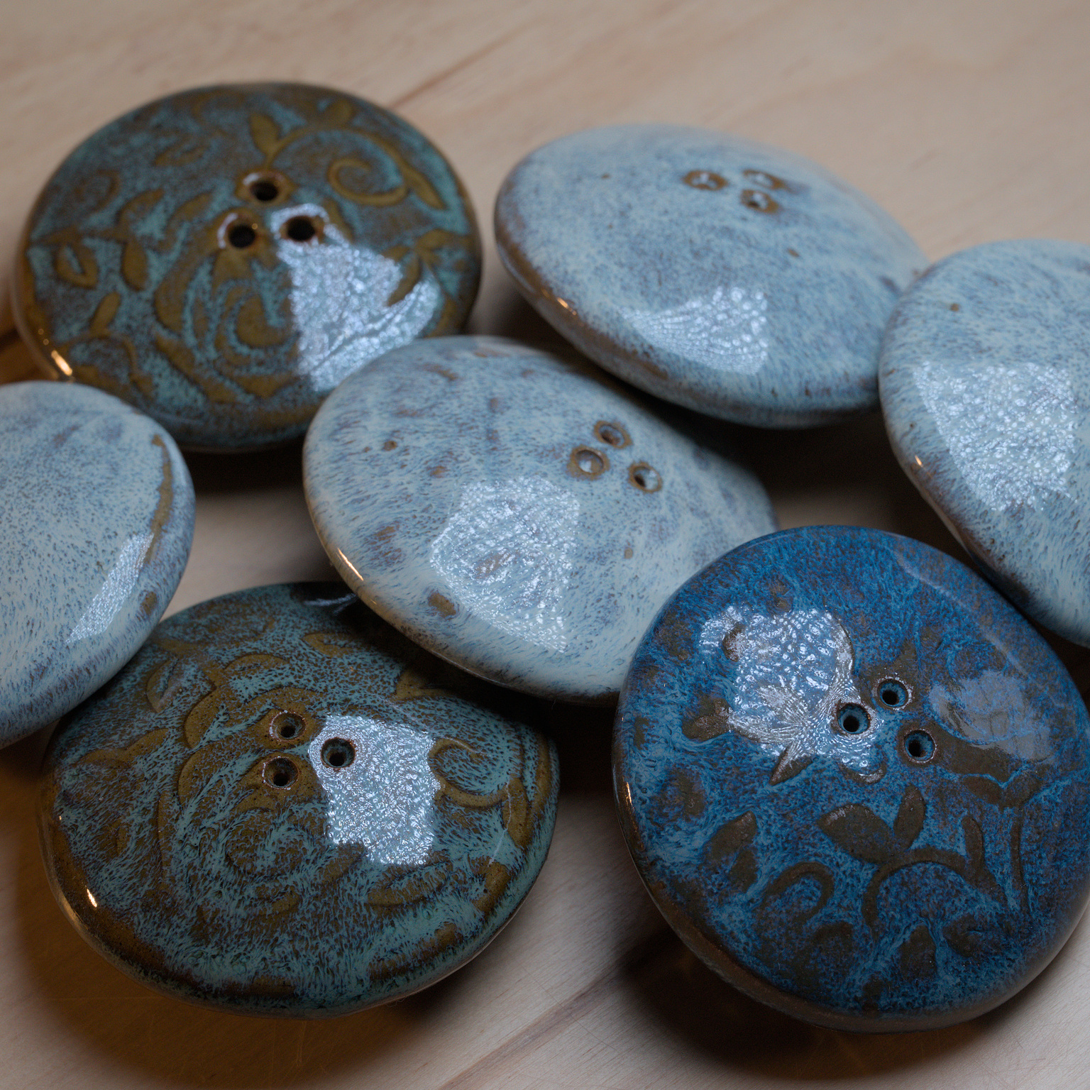Pebble-shaped salt shakers