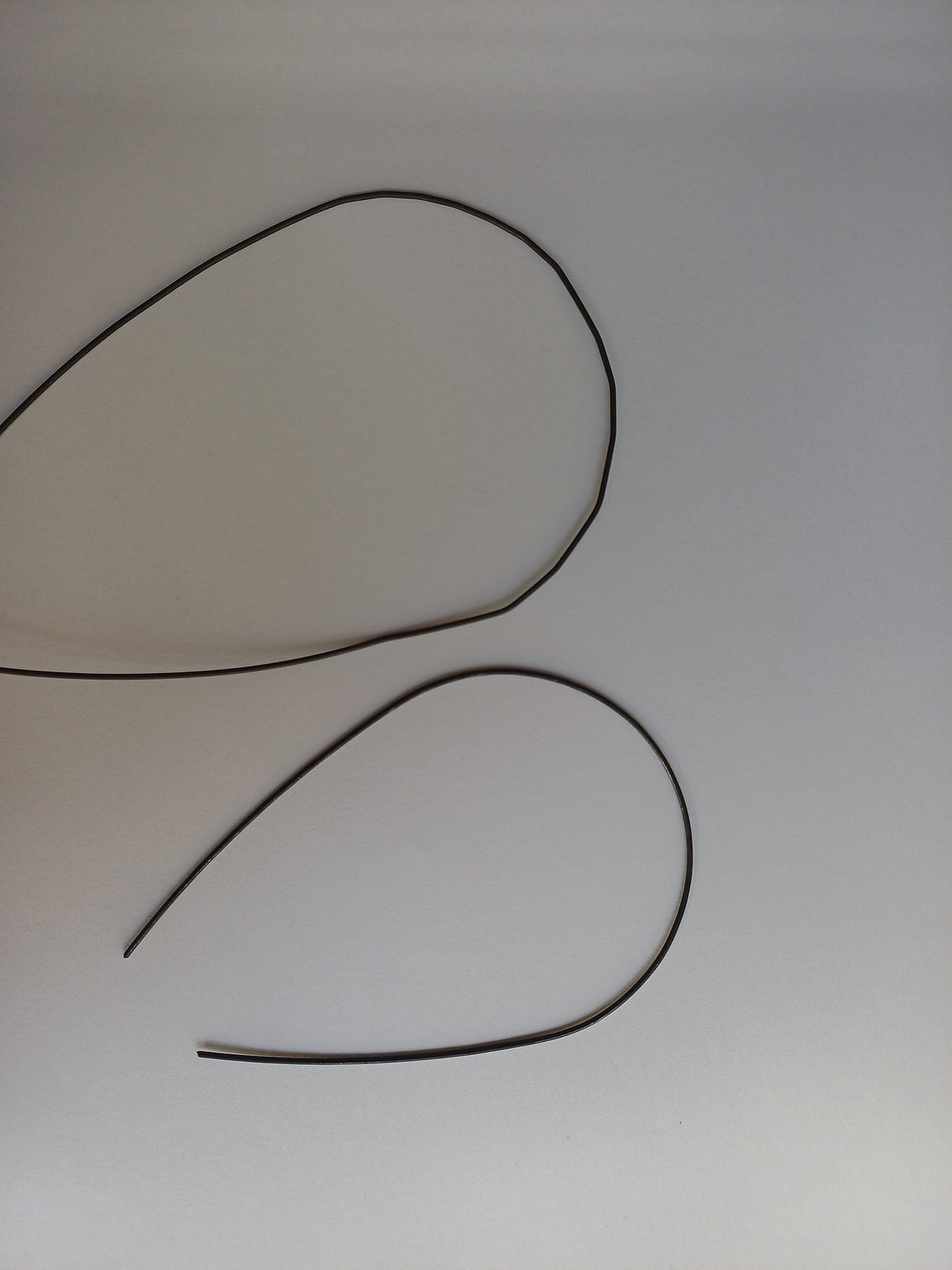 The top wire being unevenly bent vs the bottom one with a nice curve