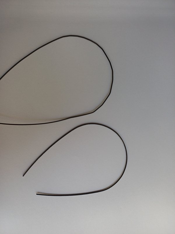 The top wire being unevenly bent vs the bottom one with a nice curve