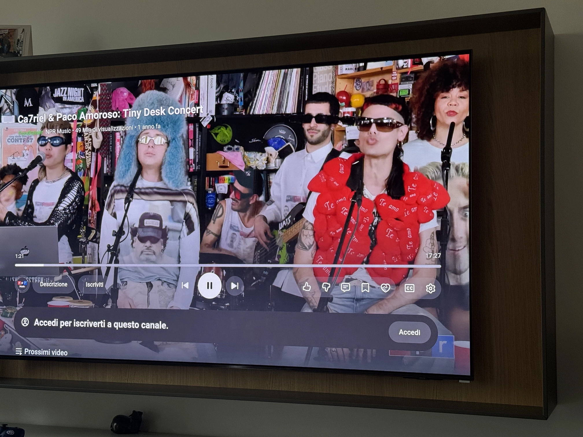 photo of my tv showing a frame of the ca7riel y Paco Amoroso performance