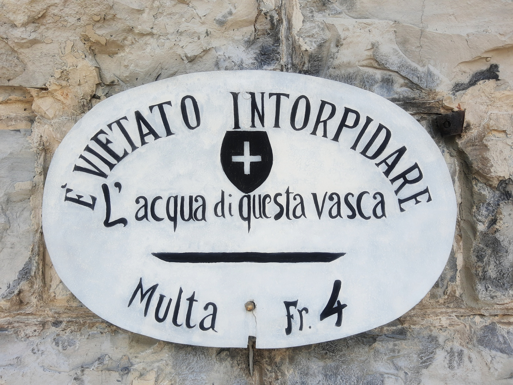 cartello con scritto: è vietato intorbidare l'acqua di questa vasca. Multa di franchi 4.