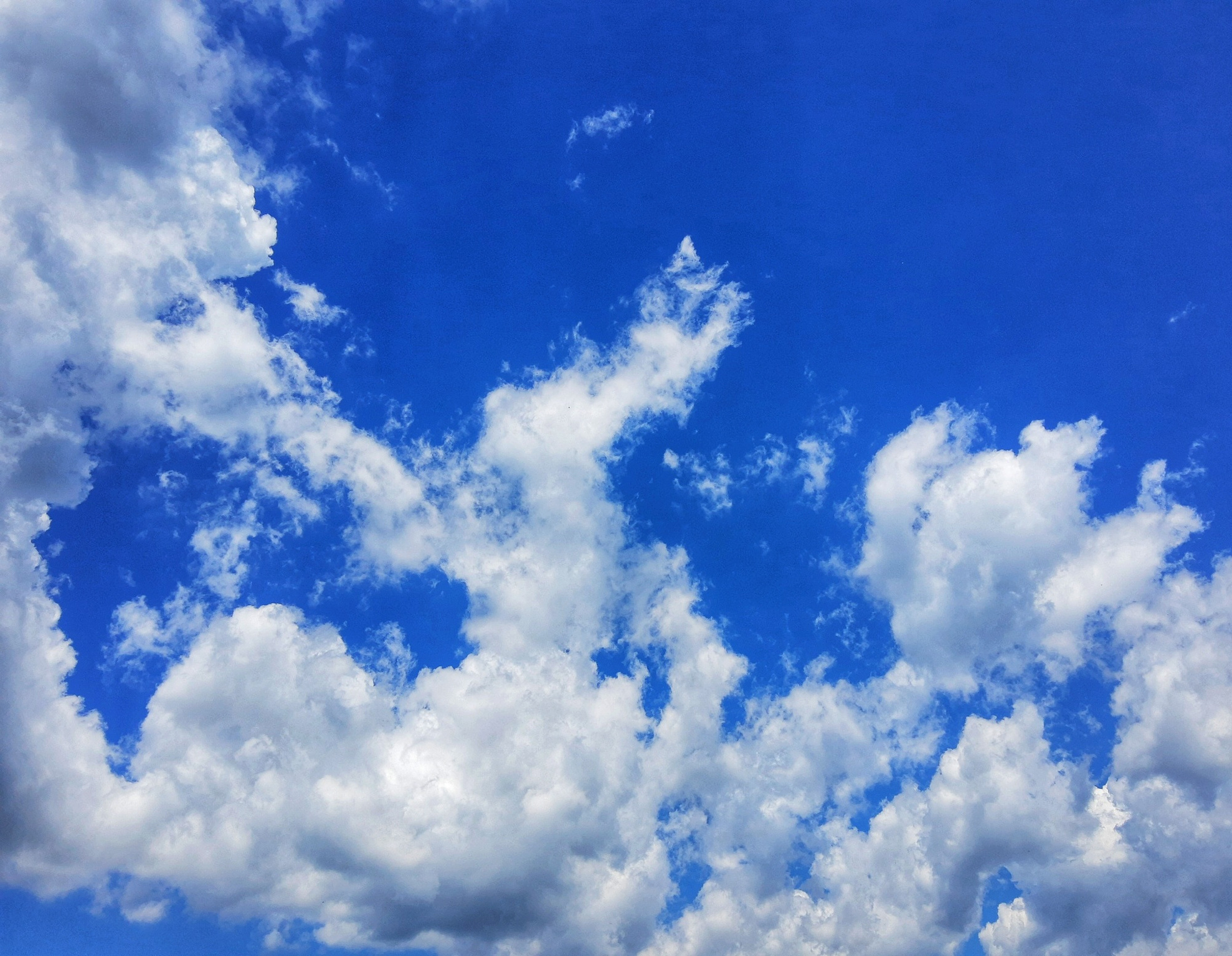 cielo azzurro con nuvole bianche