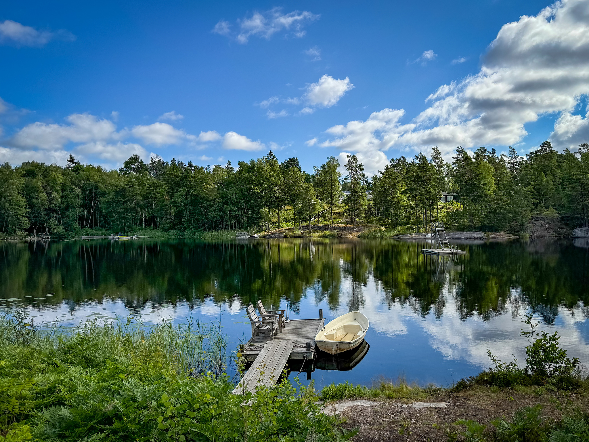 Spegelblank sjö på Ingarö