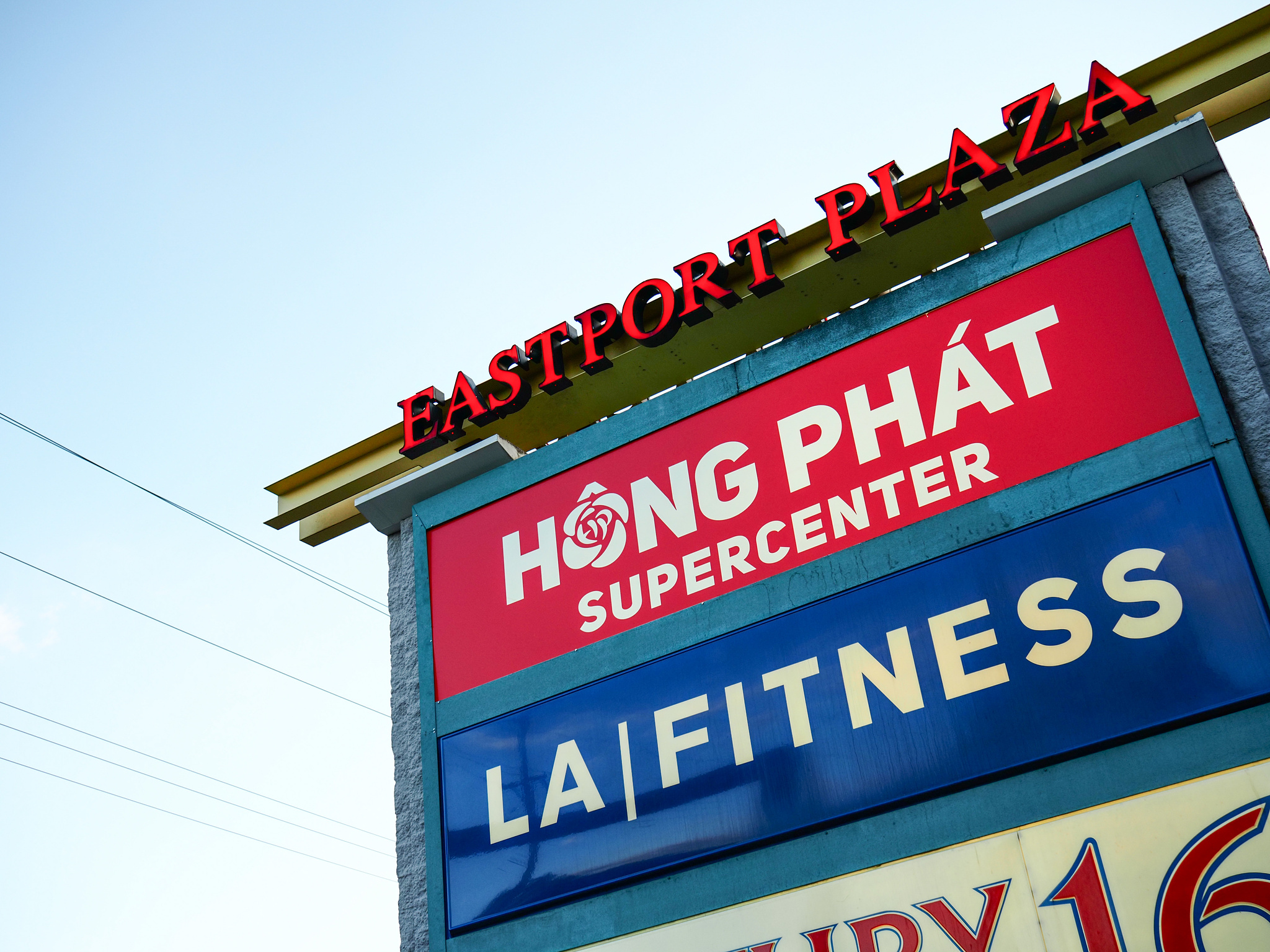 A shopping center sign that reads Hong Phat Supercenter