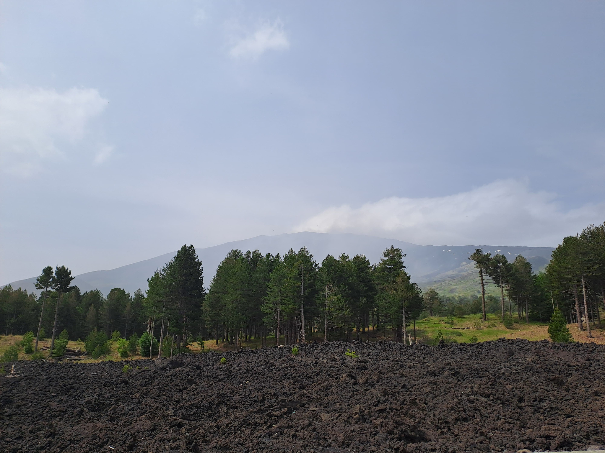 top van de Etna met een lavaveld ervoor