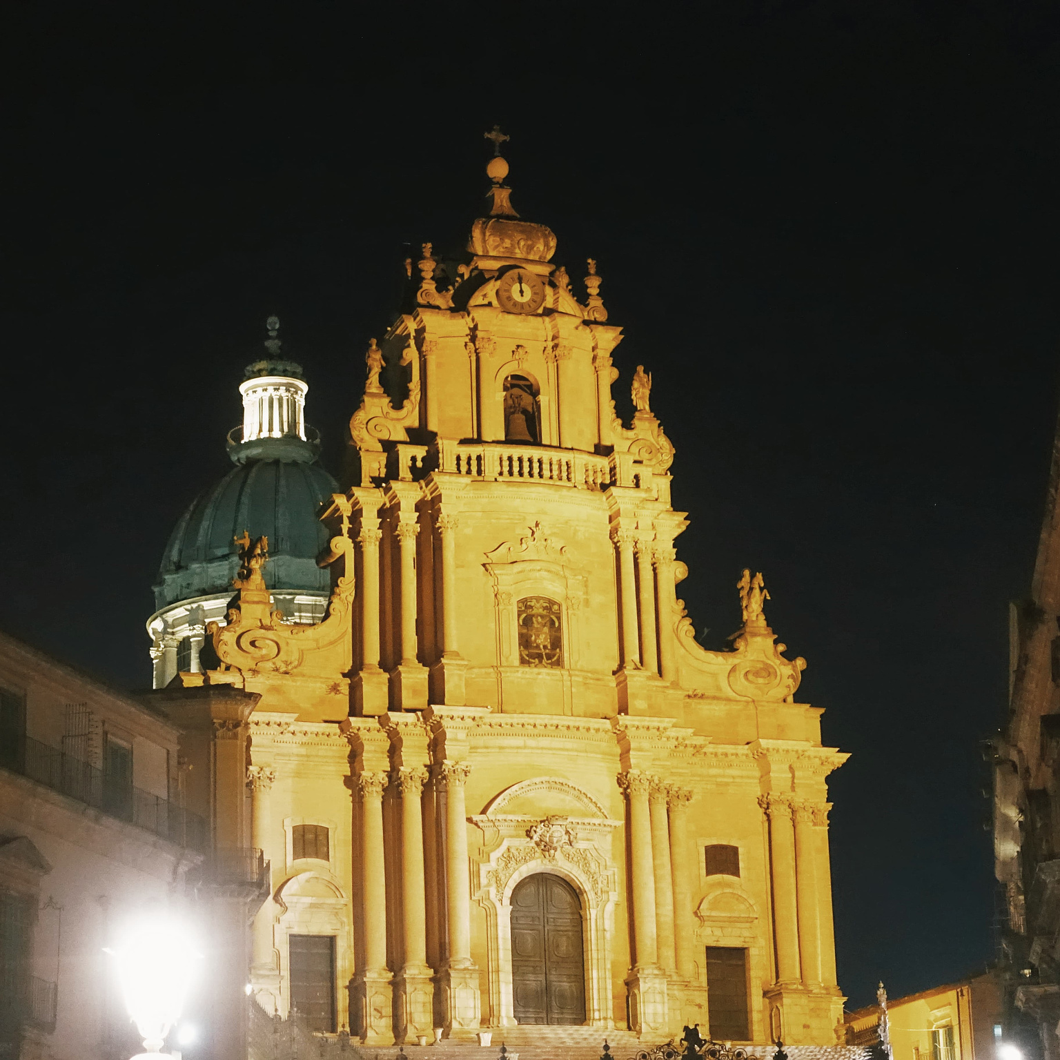 een verlichte barokkerk 's avonds