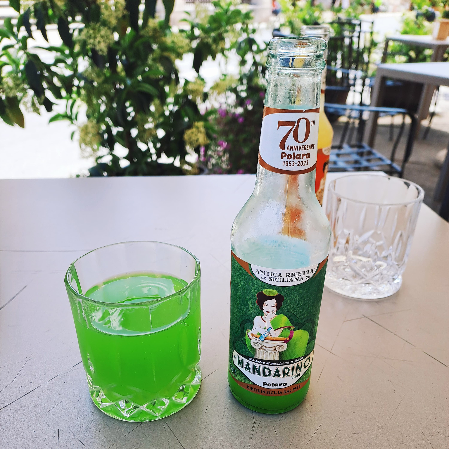 een glas toxisch groen ziende limonade