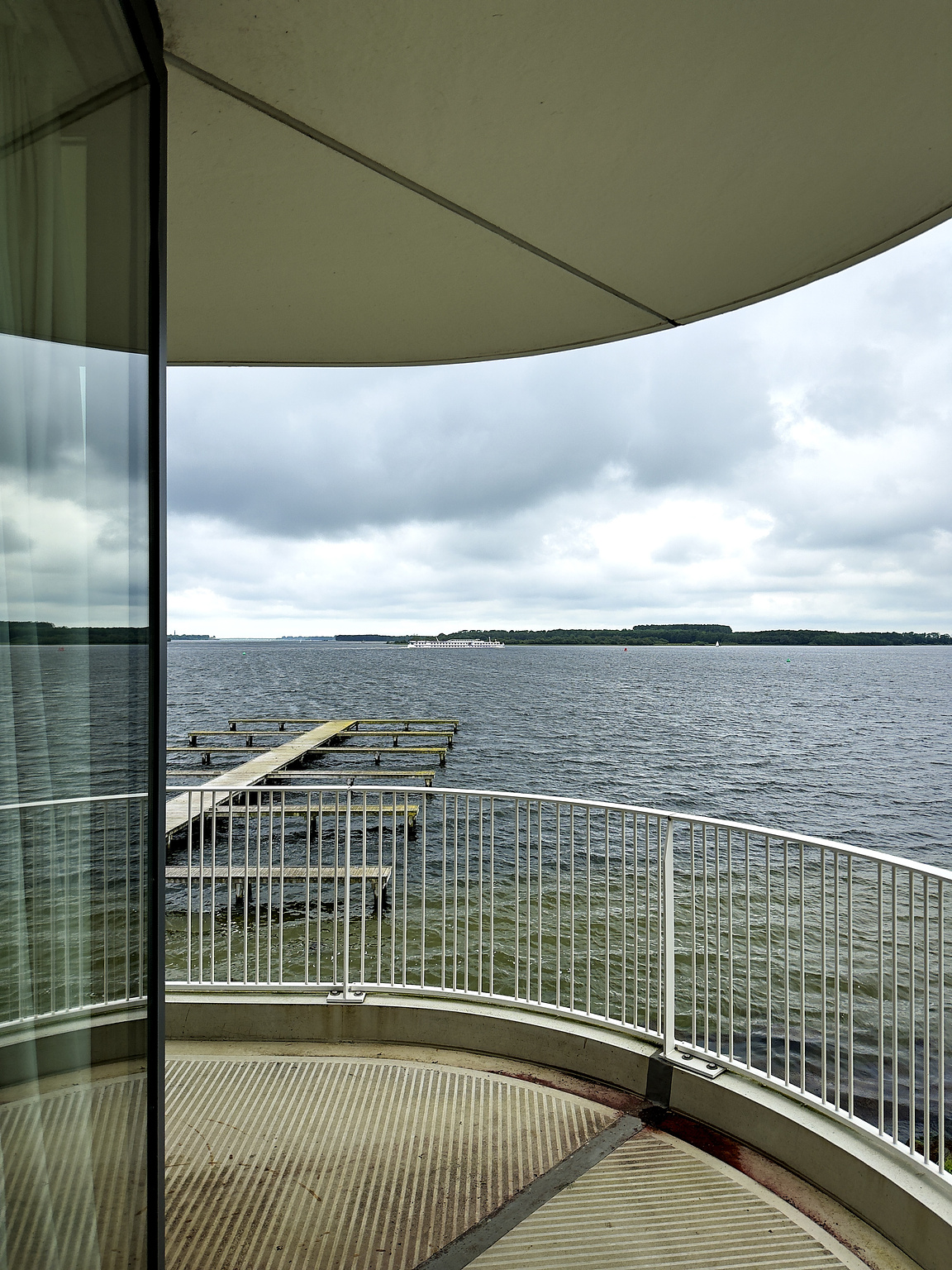 A room with a view. Zicht op het Veerse meer.