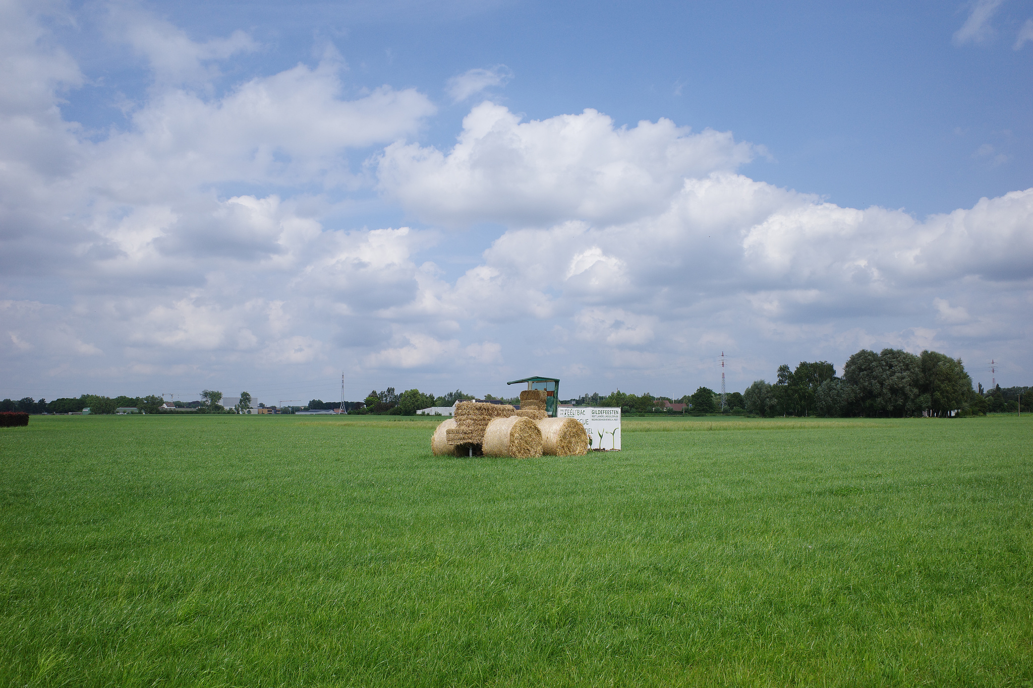 Een traktor van hooi