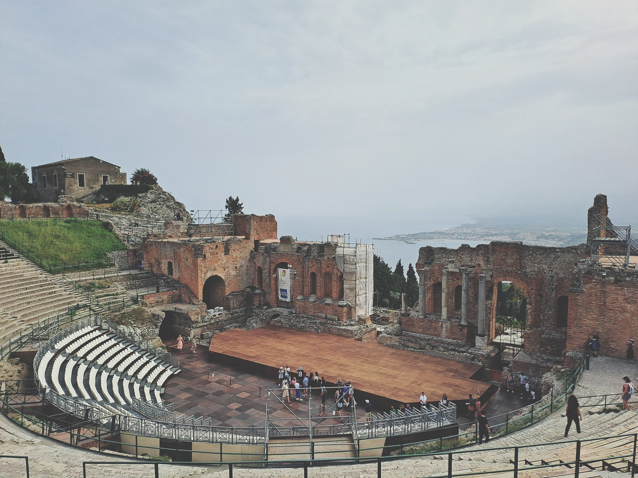het Griekse theater in Taormina met daarachter de zee