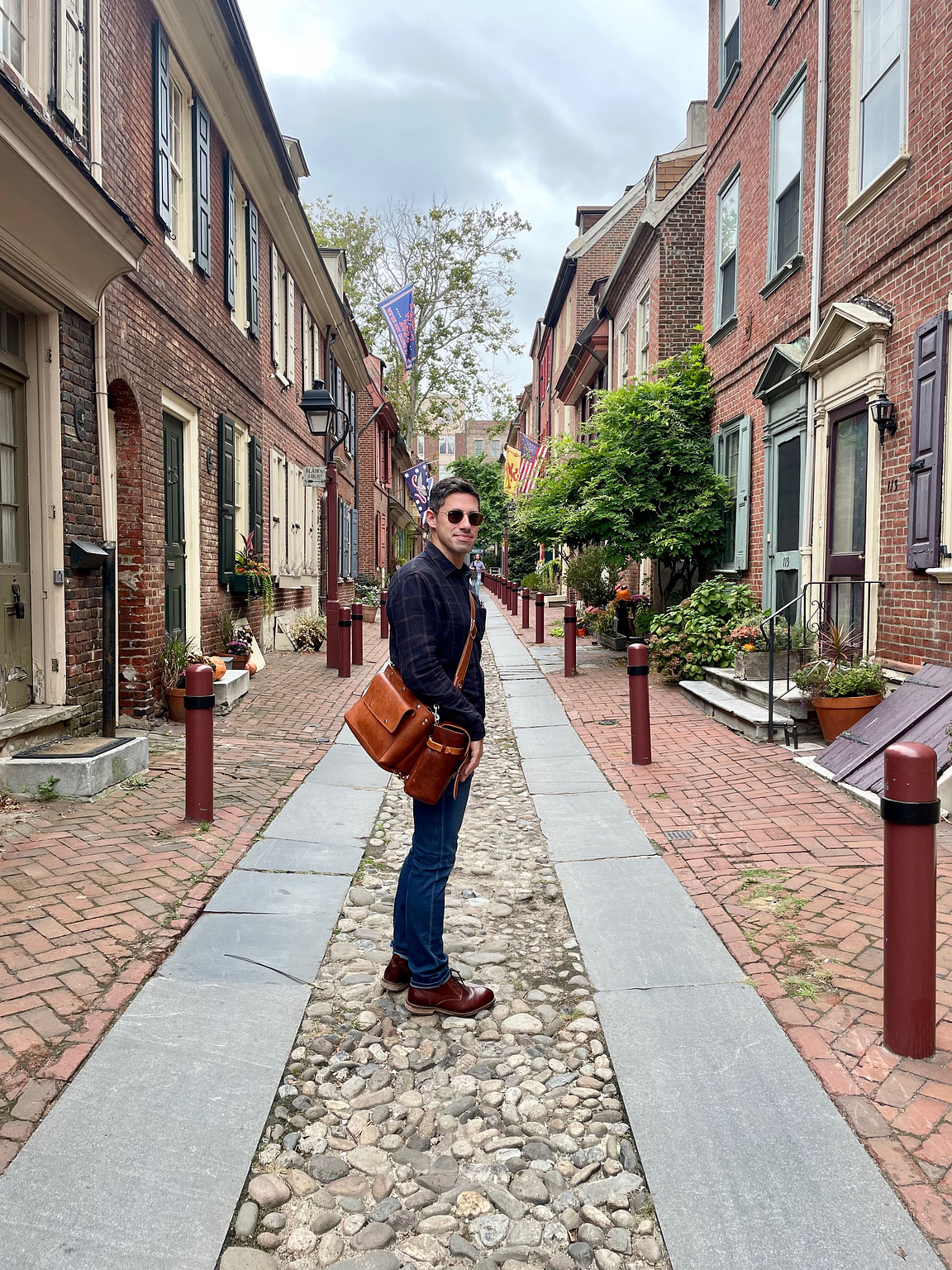 yours truly stopping for a photo while walking down Elfreth's Alley in Philadelphia. Thanks to Lindsay for playing photographer!