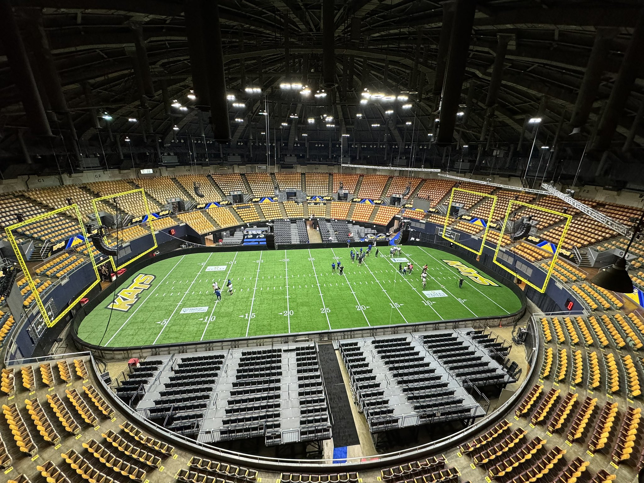 The Nashville Kats are not playing in the Bridgestone Arena anymore but the Memorial Auditorium looks great