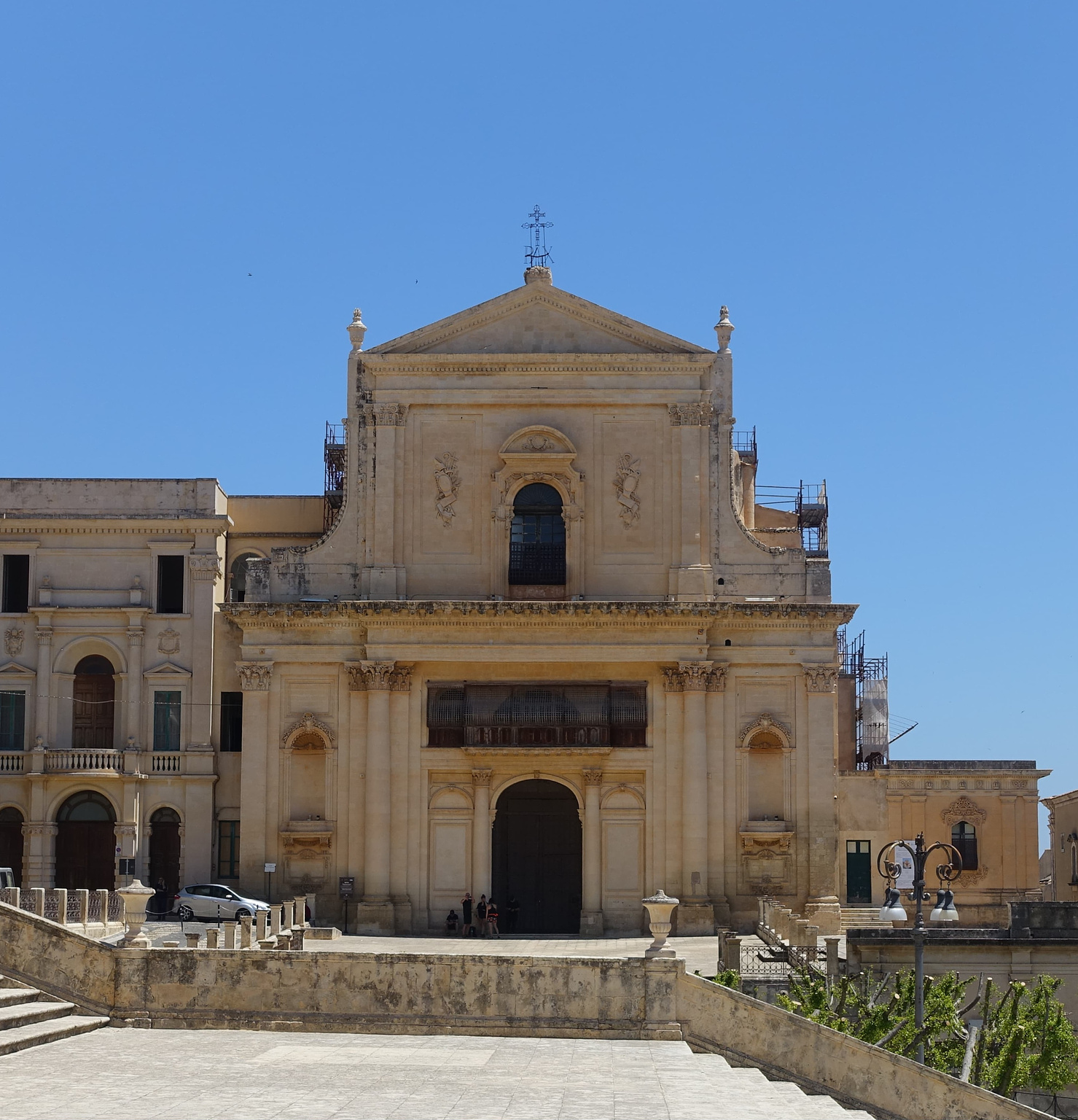 imposant gebouw in noto