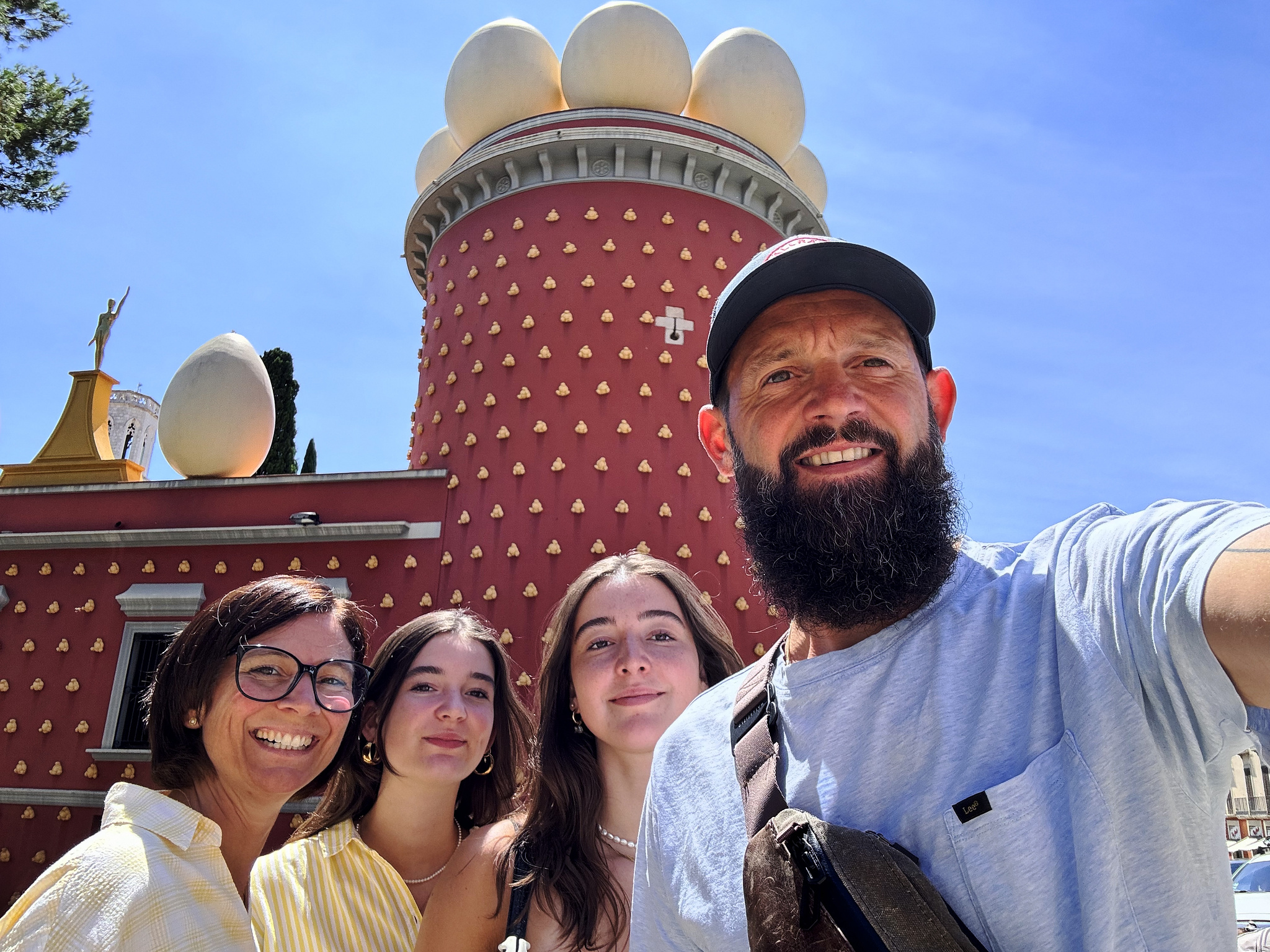 Mijn Sien, Nienke, Mila en ik aan het Dalí Theatre-Museum