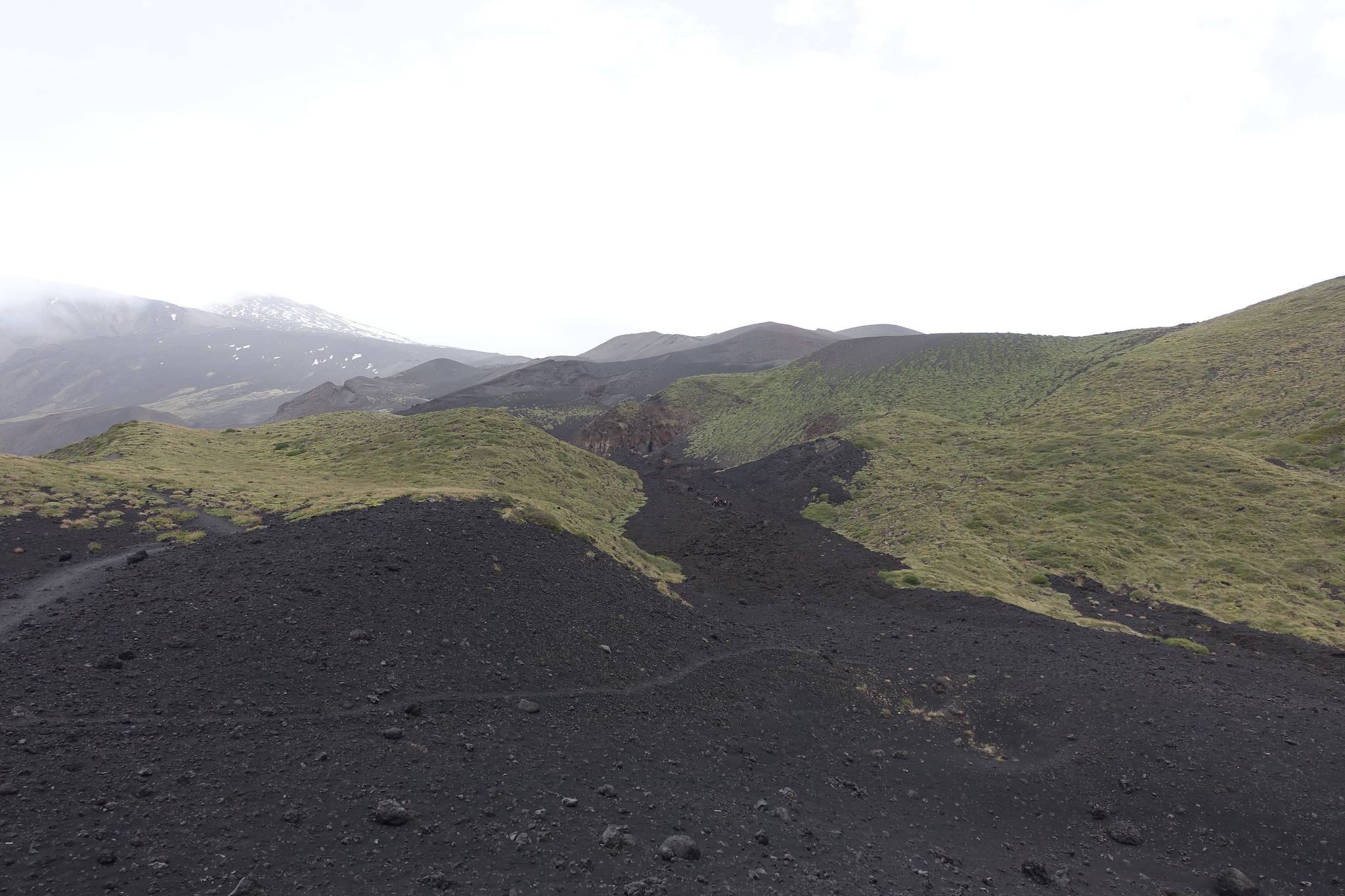 Etna, in de buurt van de kraters van 2002, al wat vegetatie is teruggekomen