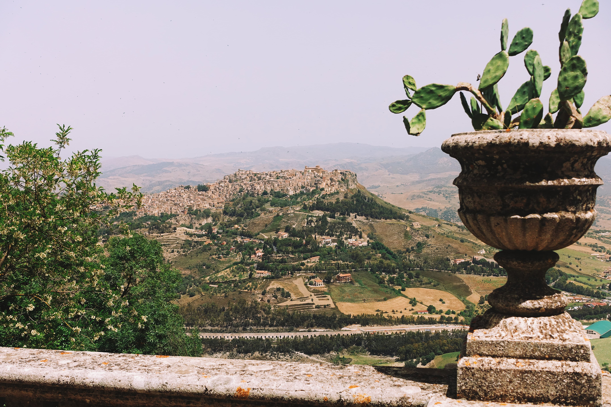 zicht vanuit Enna op een stadje op een heuvel
