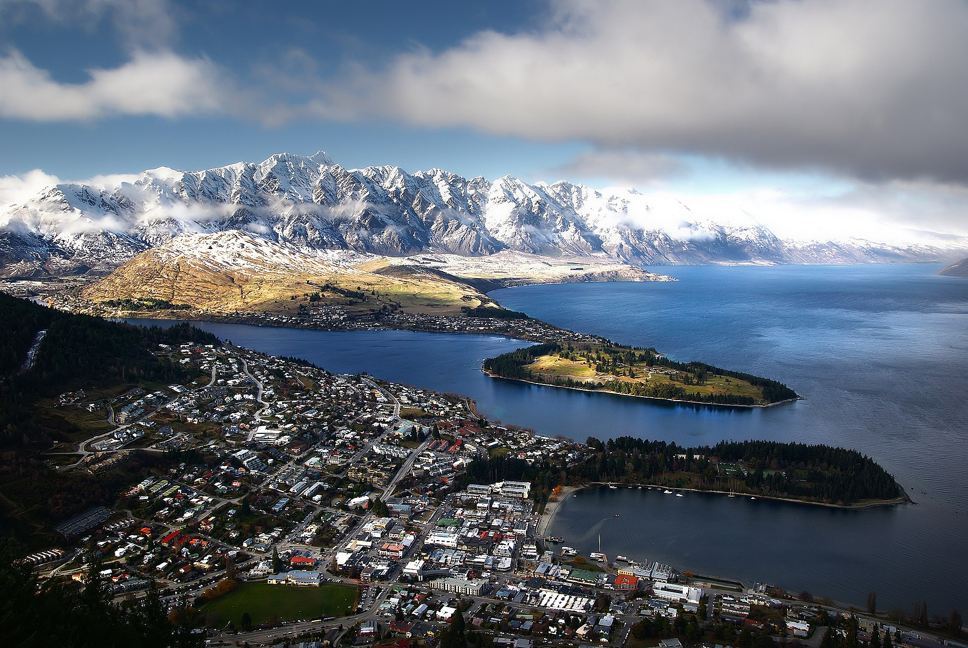 Queenstown (source:wikipedia)