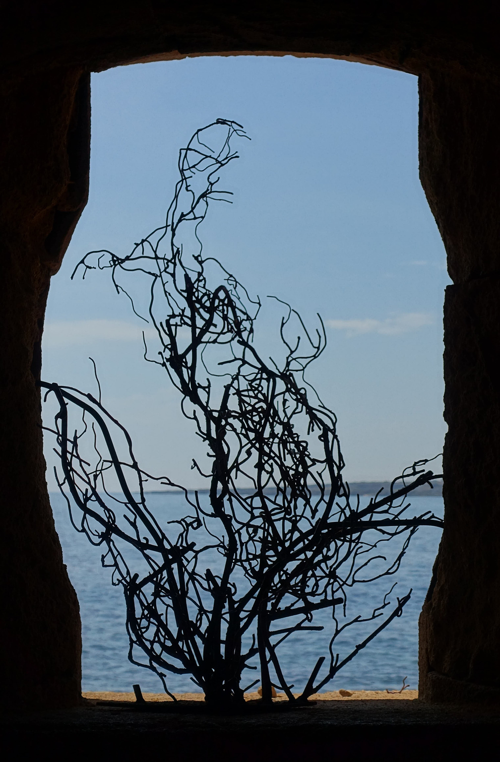 De zee vanuit een raamnin een fort te Syracuse