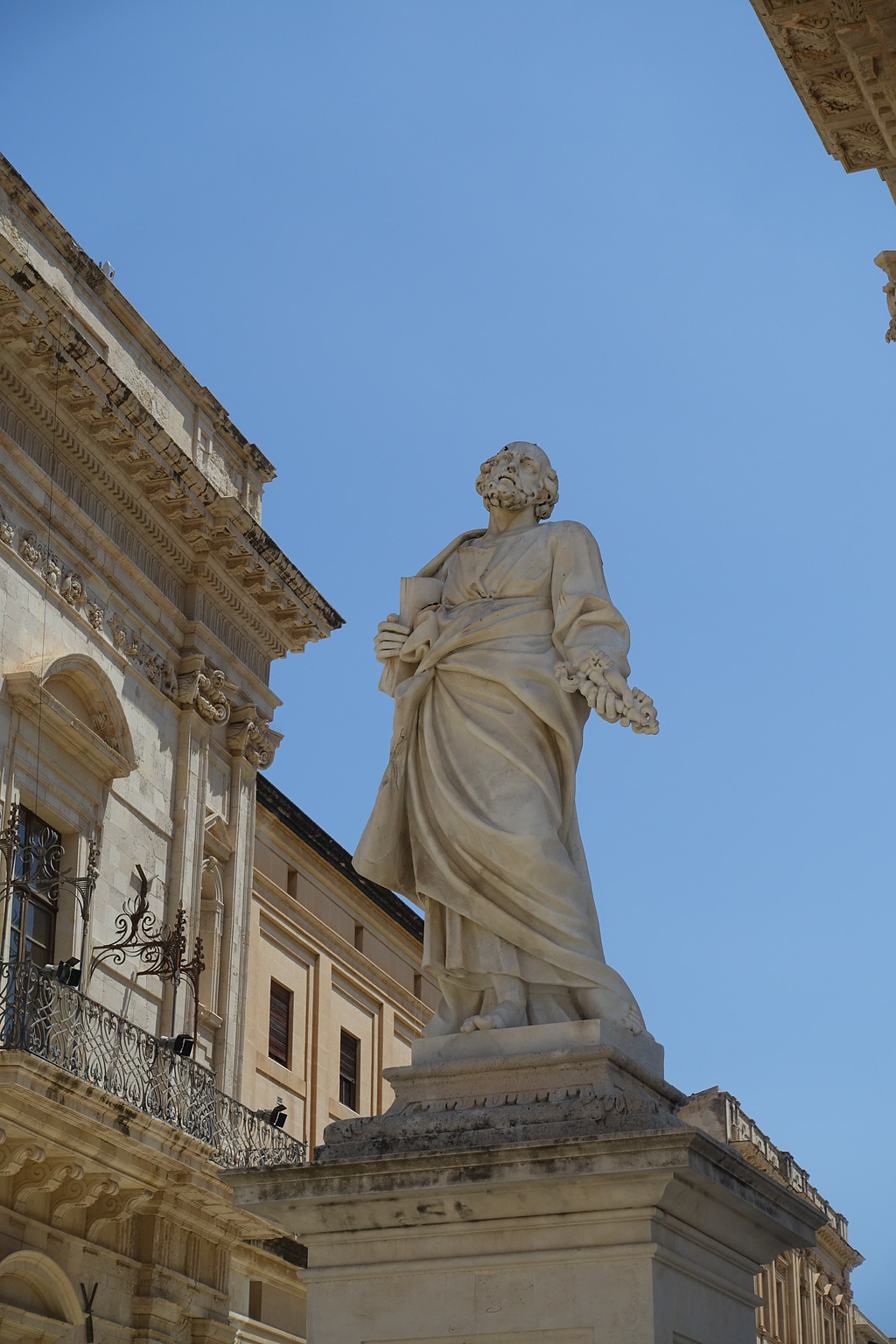 standbeeld dat naar een fel blauwe lucht kijkt
