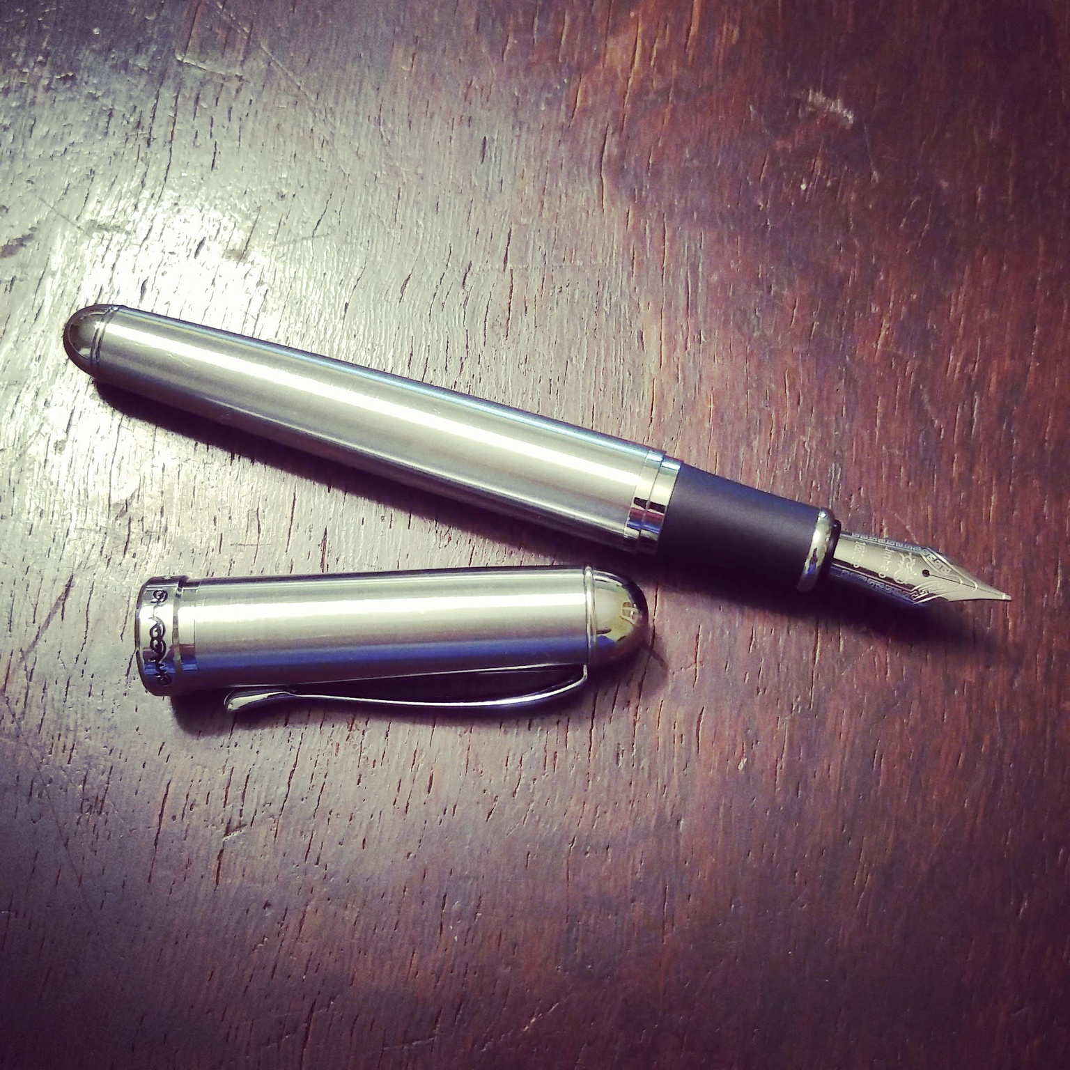 Jinhao 750 silver fountain pen with the cap off